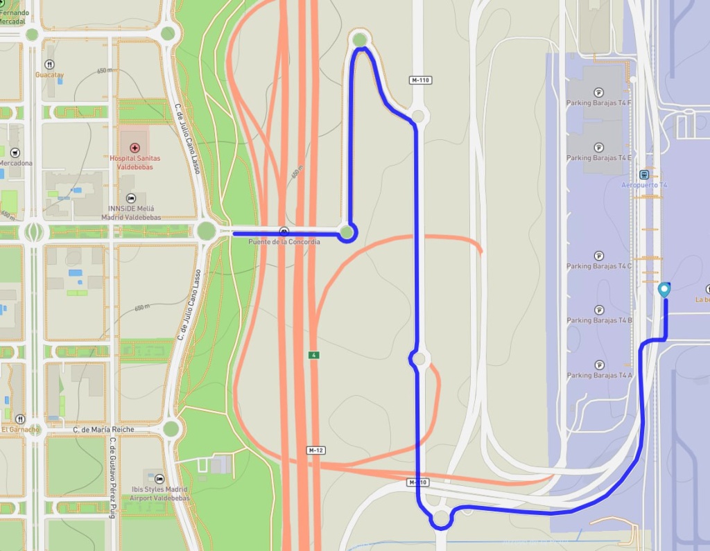 Llegada en bicicleta a la T4 del aeropuerto de Madrid por el puente de la concordia.